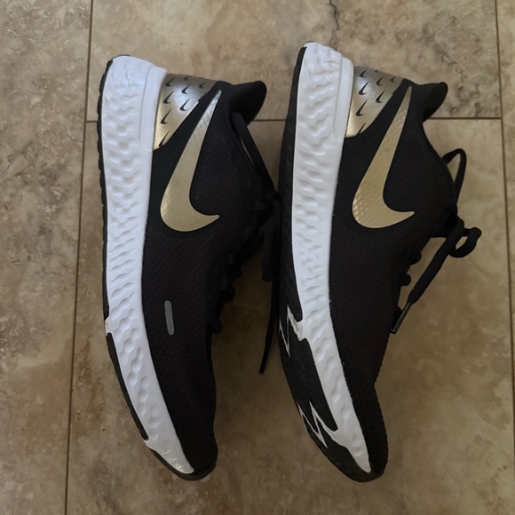 Nike Revolution 5 Premium Black Metallic Gold W - Picture 5 of 12